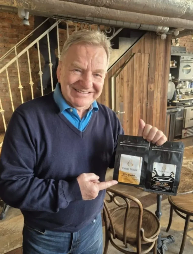 Osoba polecająca naszą kawę