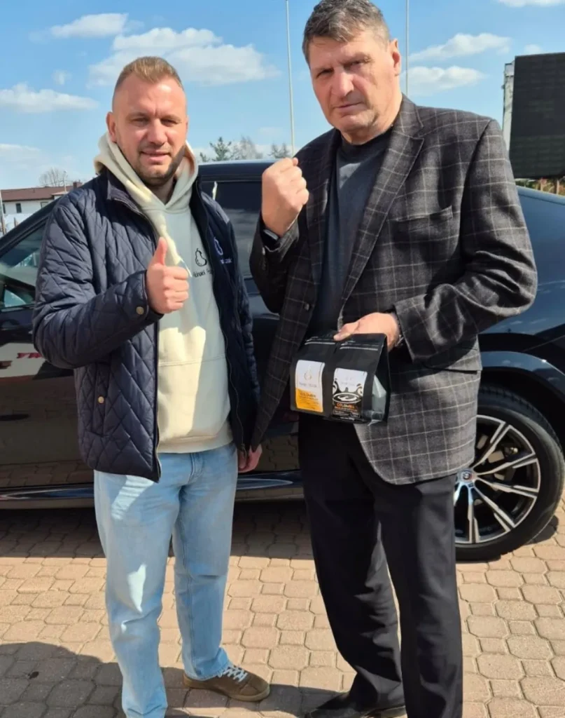 Osoba polecająca naszą kawę